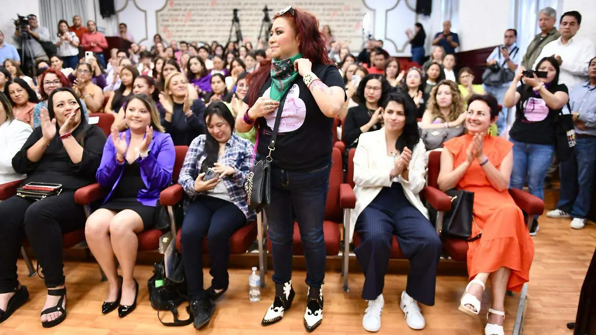 Wendy López recibe medalla insurgente “María Teresa de Medina y Miranda” por parte del cabildo xalapeño