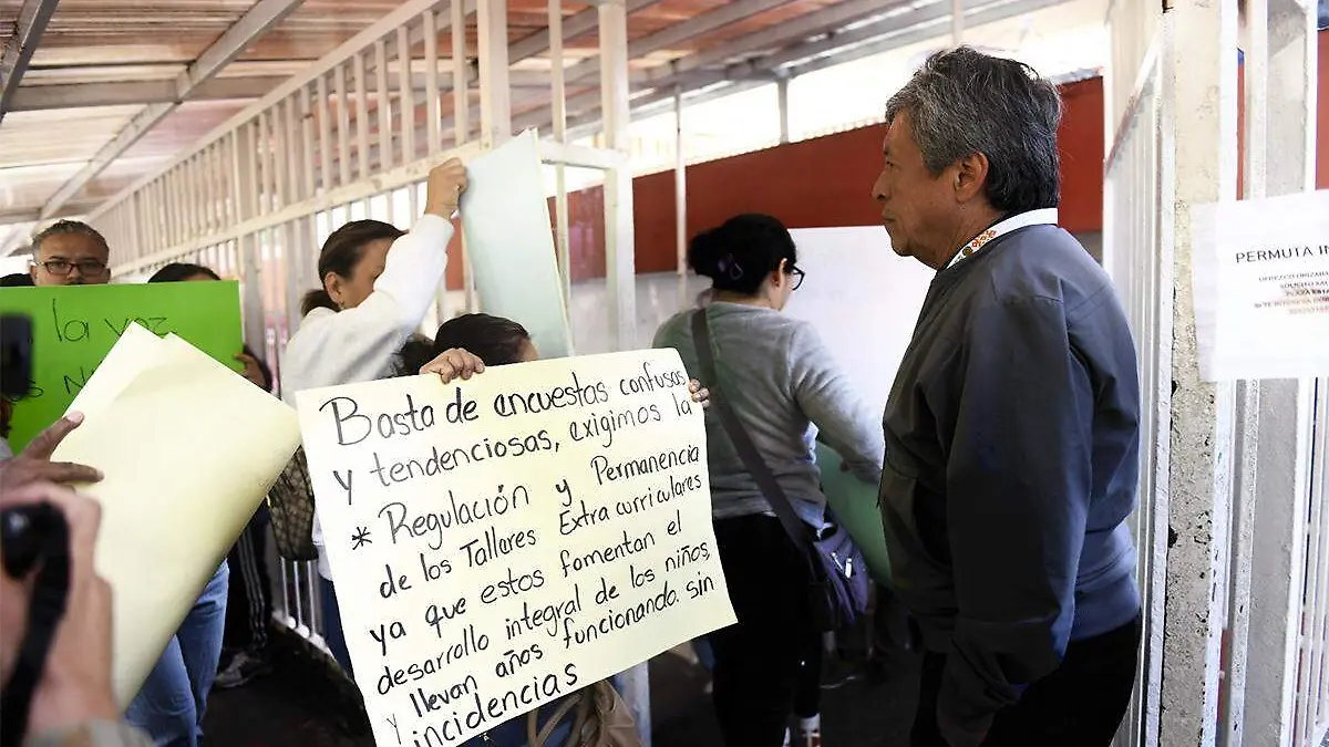 Padres de familia de escuela “Salvador Díaz Mirón” de Xalapa piden destitución de directora interina