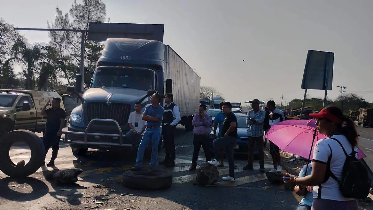 Plantón en carretera federal 180 paso del toro-Santa Fe a la altura de Moralillo