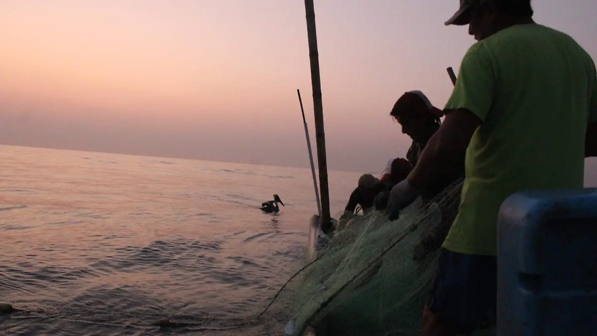Pescadores salen en la madrugada