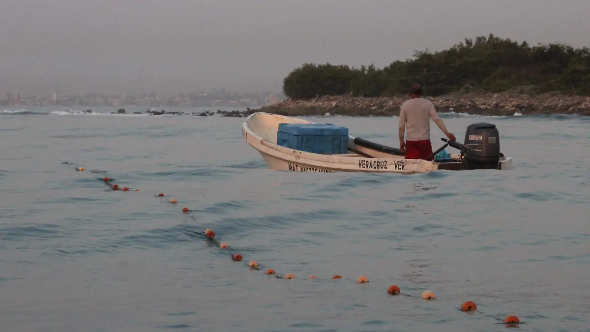Pescadores salen de madrugada a recoger las redes 