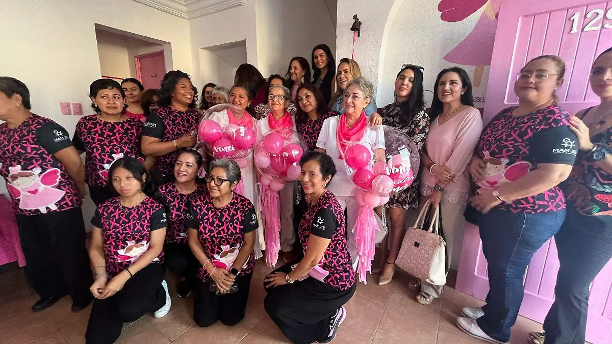 Mujeres tocan la campana en casa MAM