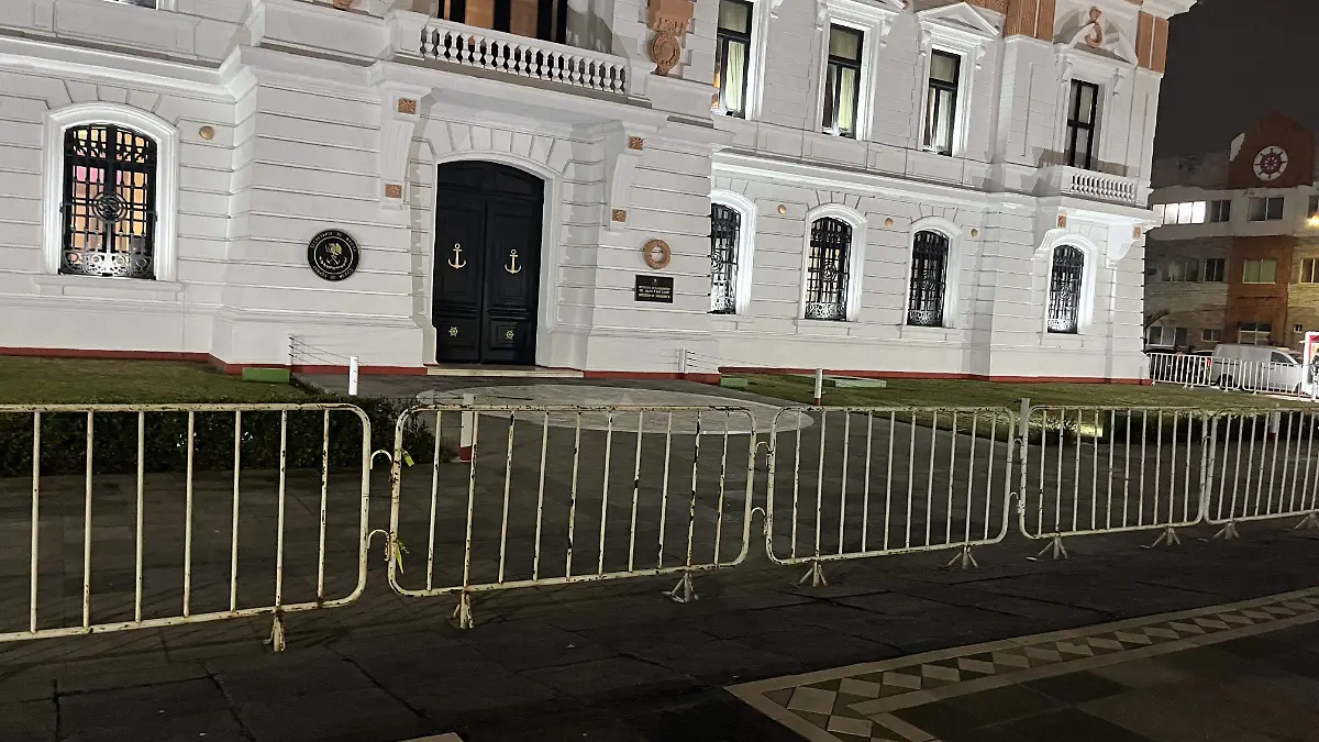 Con vallas metálicas es cercado el faro Venustiano Carranza 