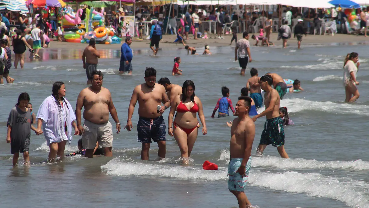 Turistas en playas del puerto de Veracruz 