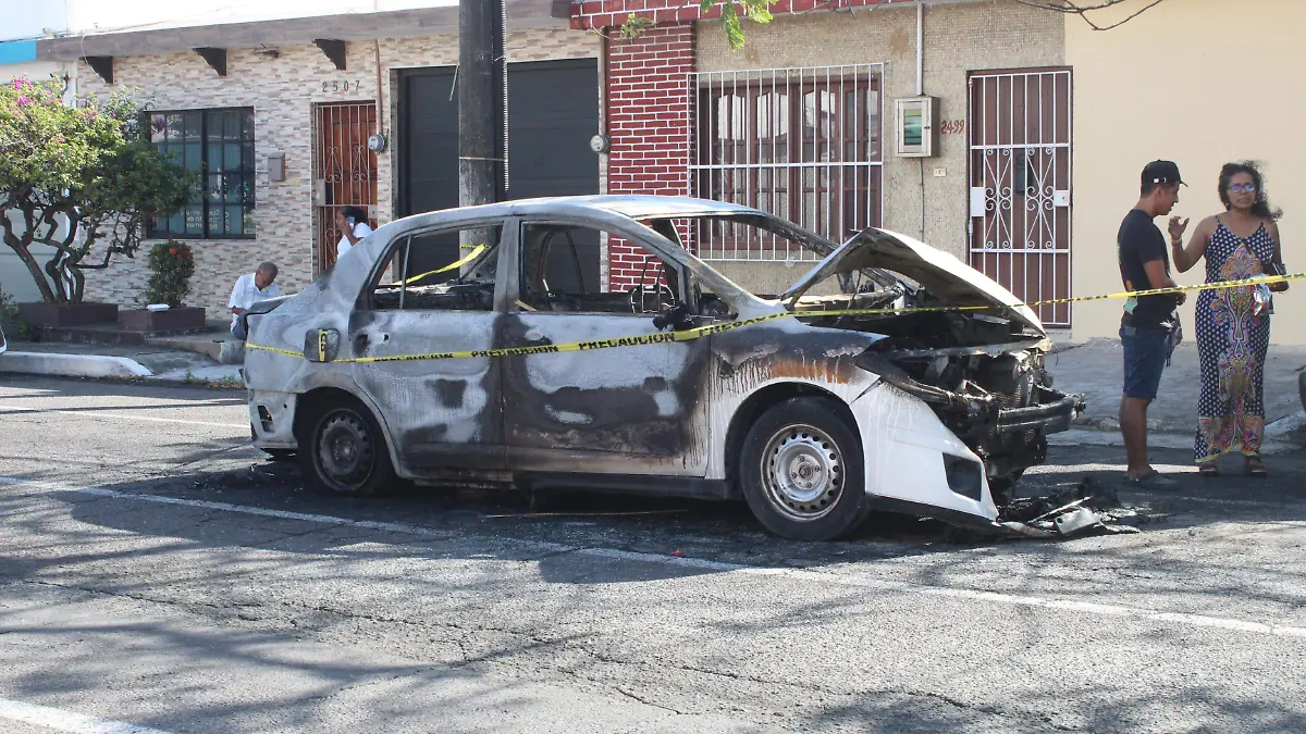 Auto incendiado