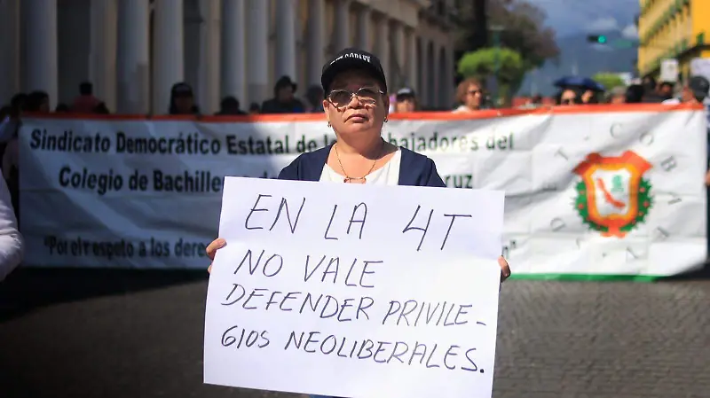 Protestan trabajadores del Cobaev en plaza Lerdo por falta de homologación salarial