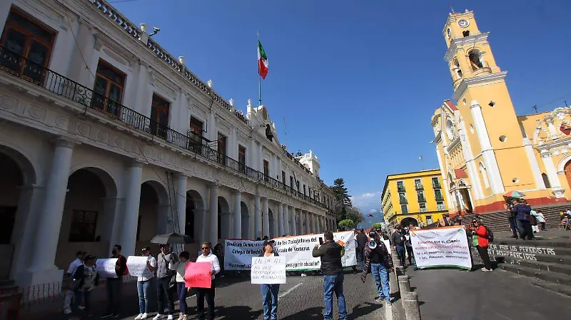 Protestan trabajadores del Cobaev en plaza Lerdo por falta de homologación salarial
