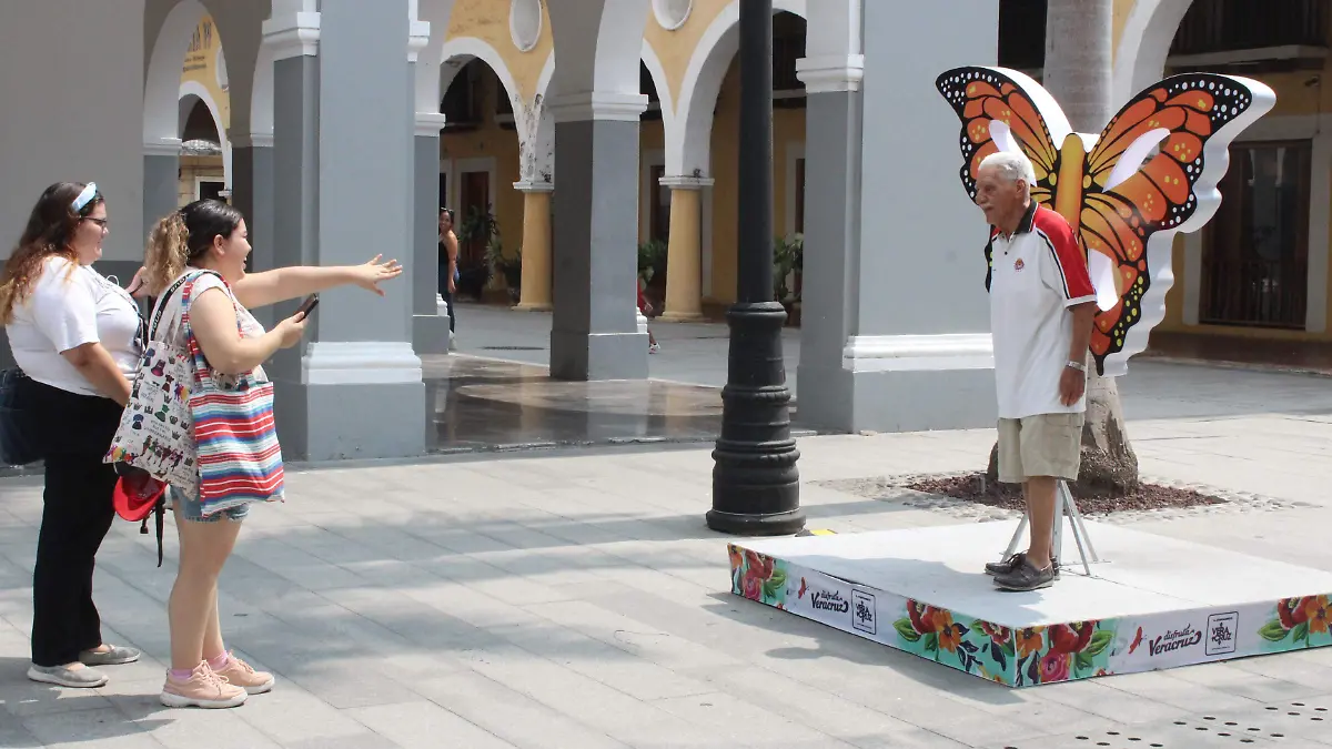 Tapete aéreo y mariposas en el Zócalo de la ciudad