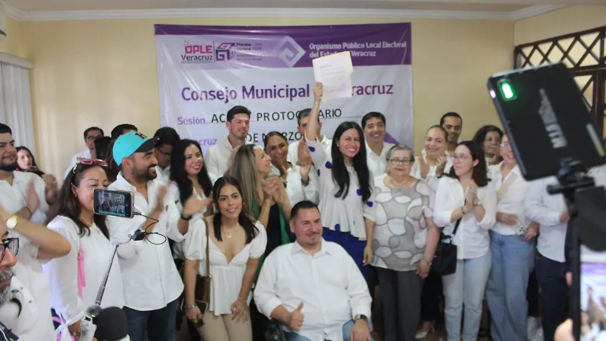 Indira Rosales San Román se resgistra en el OPLE 