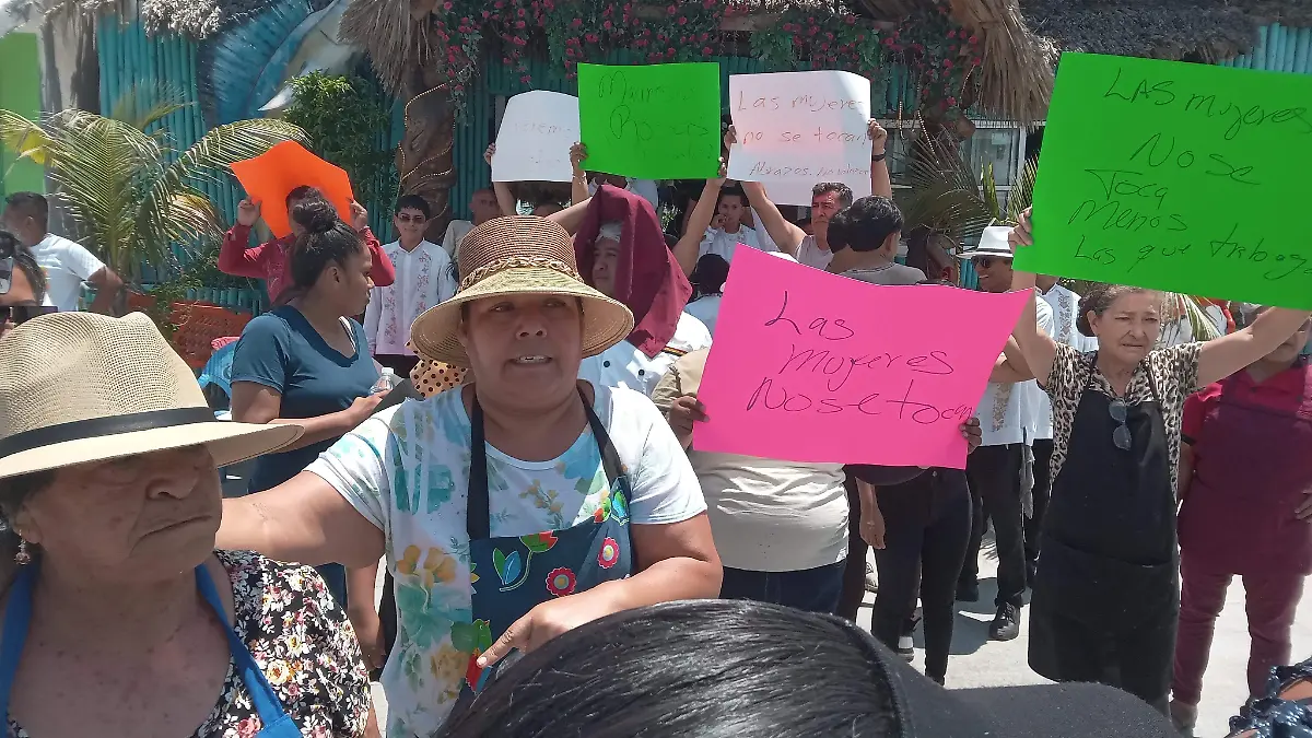 Bloqueo del bulevar avila camachobpor palaperos