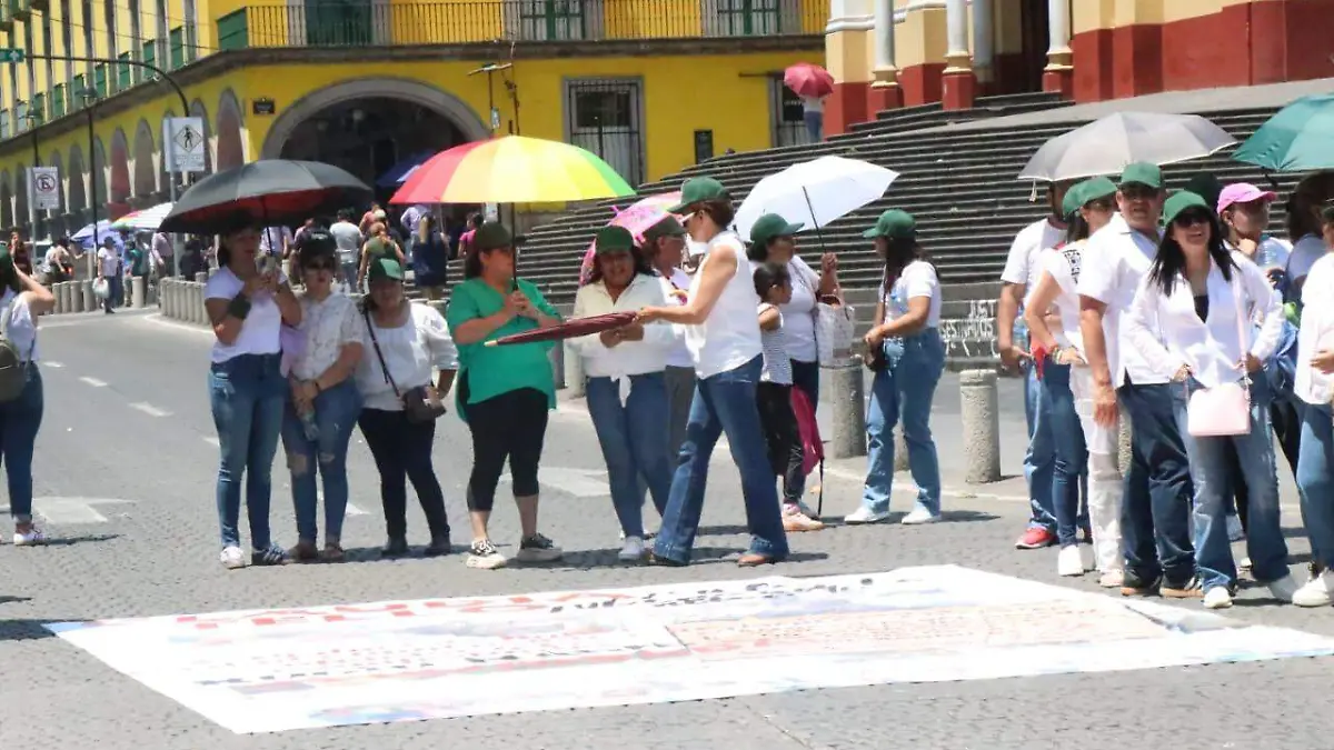 Integrantes del SISTEM bloquearon el centro de Xalapa por casos de acoso laboral
