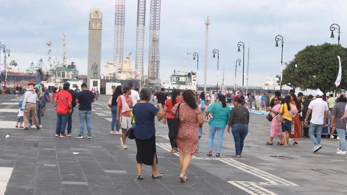Familias en el Malecón de Veracruz