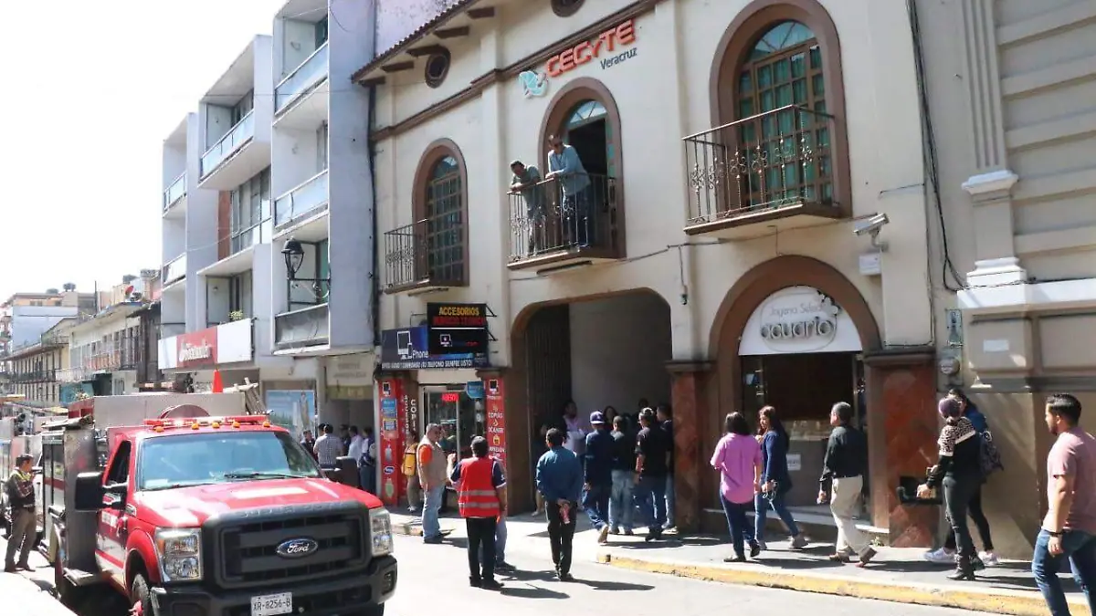 Desalojan edificio del CECyTE por olor a gas en Xalapa