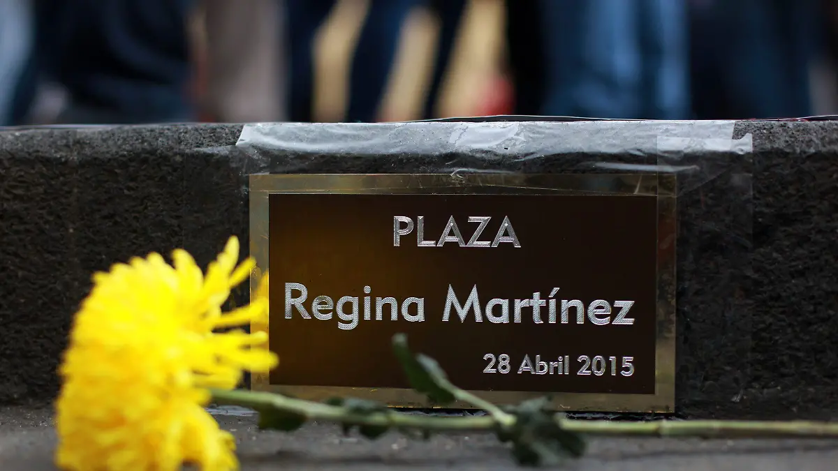 Placa en Xalapa de Plaza Regina Martínez 