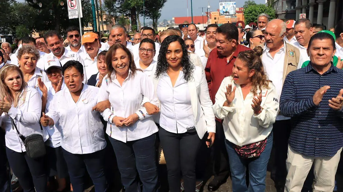 La gobernadora de Veracruz, Rocío Nahle García encabezó su primera marcha del Día del Trabajo