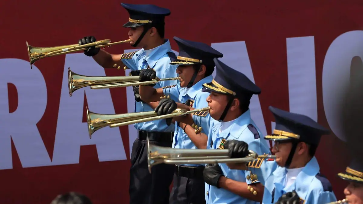 Trabajadores desfilan este día en Xalapa para conmemorar el Día Internacional del Trabajo