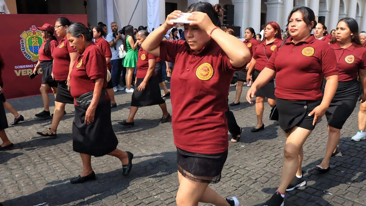 Trabajadores desfilan este día en Xalapa para conmemorar el Día Internacional del Trabajo