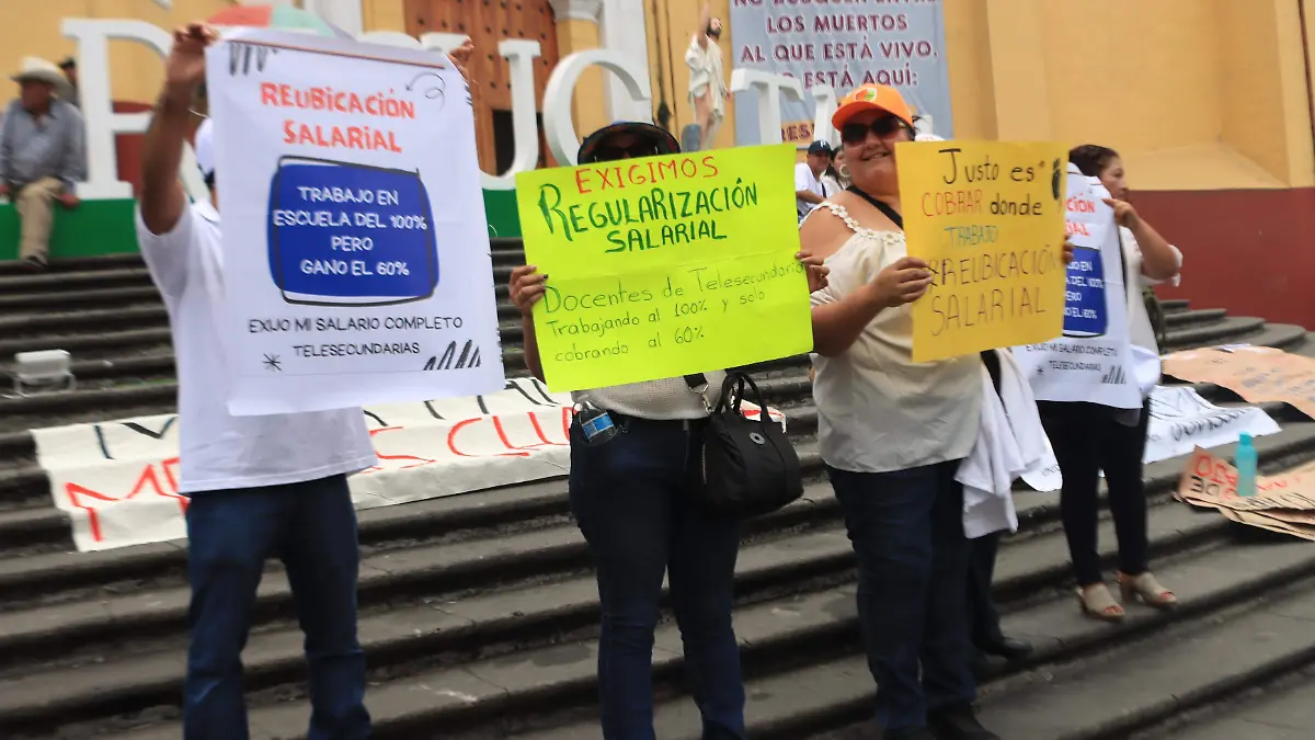 Profesores protestan en el Día del Trabajo por bajos salarios