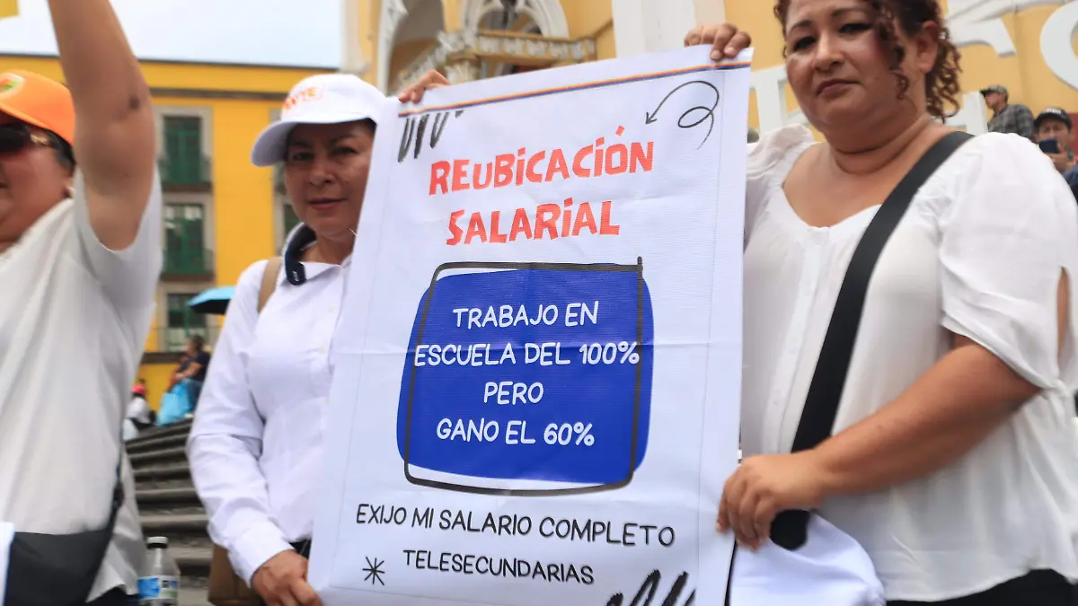 Profesores protestan en el Día del Trabajo por bajos salarios