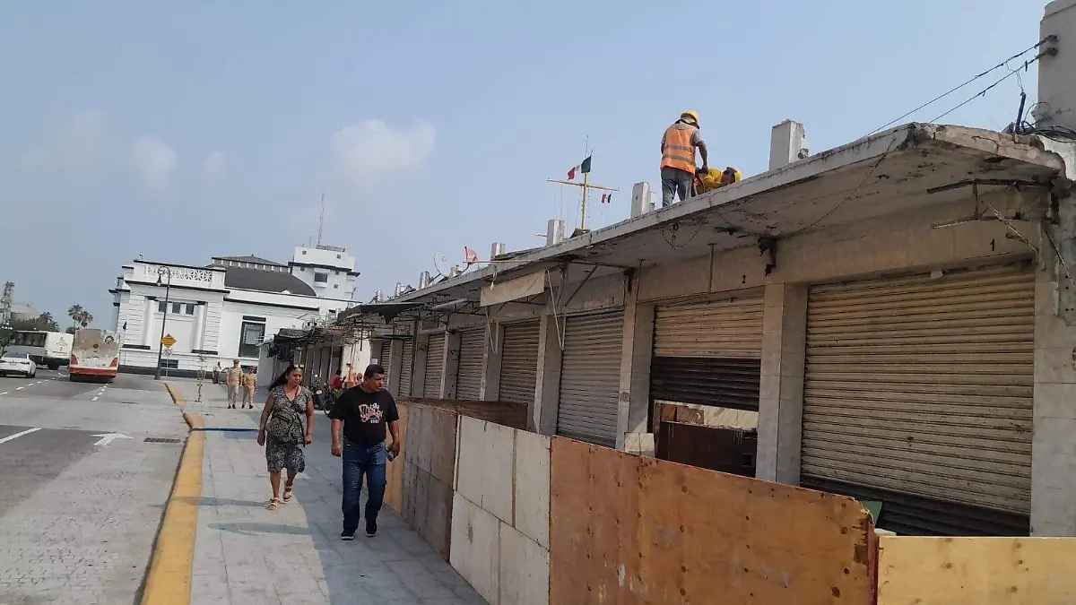 Demolición de locales del antiguo mercado 