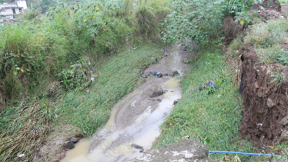 Las intensas lluvias provocaron que arroyos pluviales tuvieran una peligrosa crecida