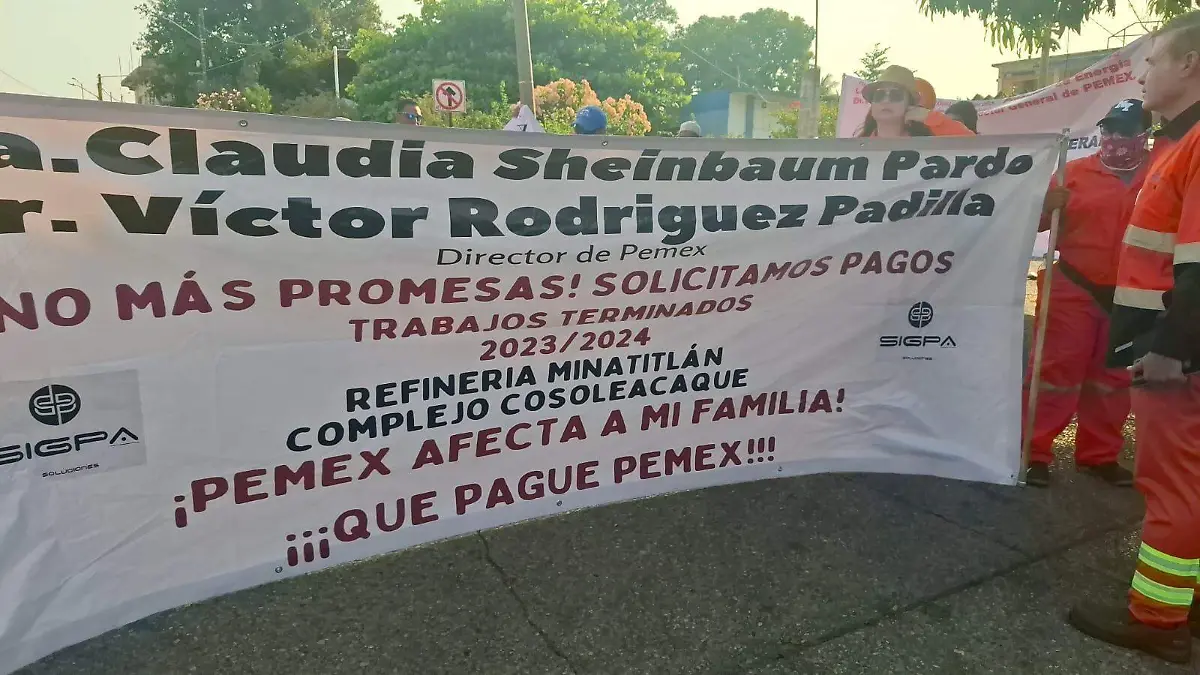 Trabajadores de empresas proveedoras de Pemex protestan en refinería de Minatitlán por adeudos
