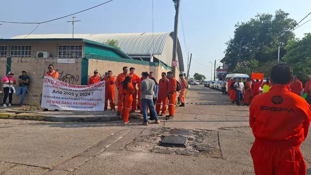 Trabajadores de empresas proveedoras de Pemex protestan en refinería de Minatitlán por adeudos