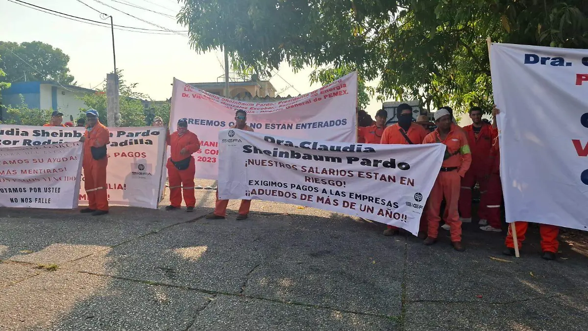 Trabajadores de empresas proveedoras de Pemex protestan en refinería de Minatitlán por adeudos