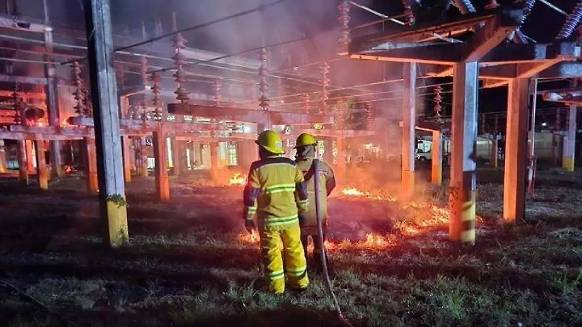 Registran explosiones e incendios en subestaciones de CFE en Nanchital e Ixhuatlán del Sureste