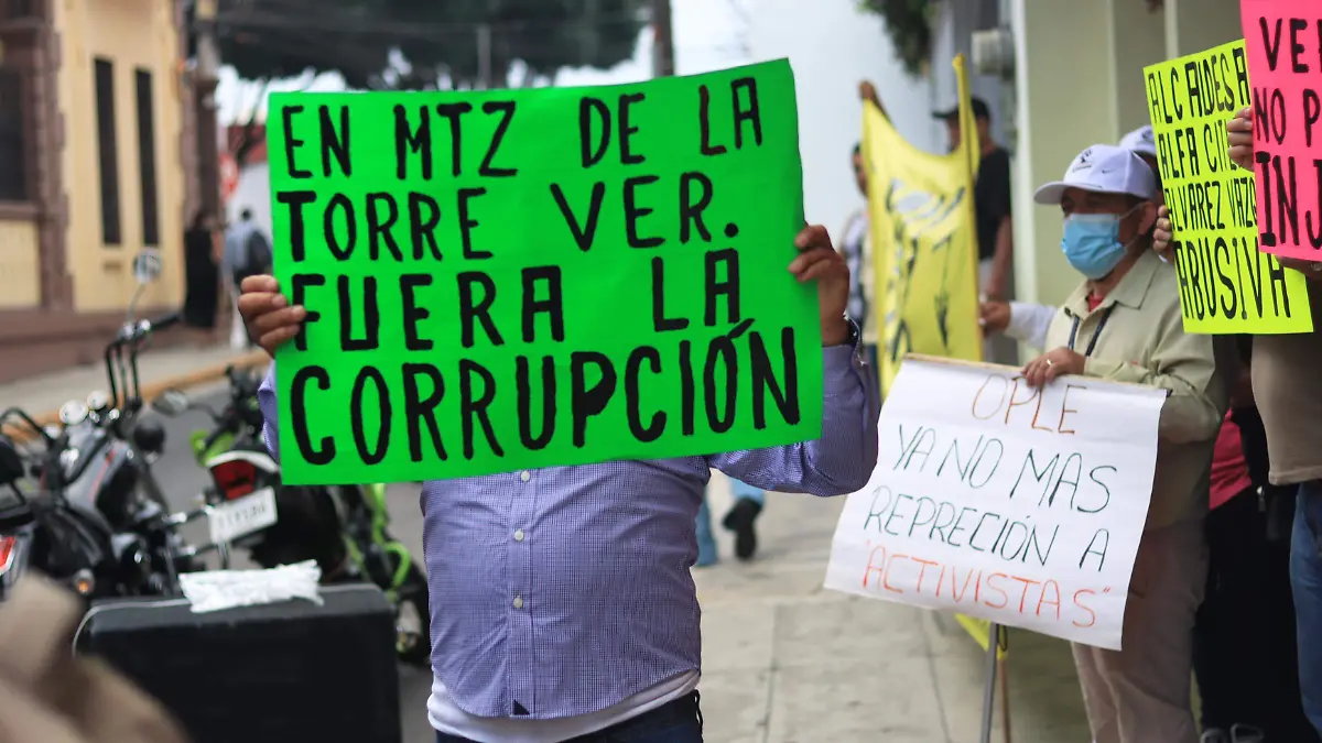 Integrantes de Resistencia Veracruzana protestaron ante el OPLE en Xalapa