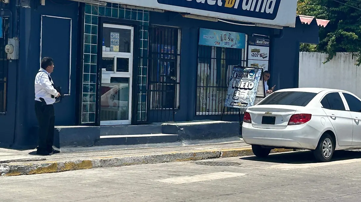 Policias ministeriales haciendo diligencias