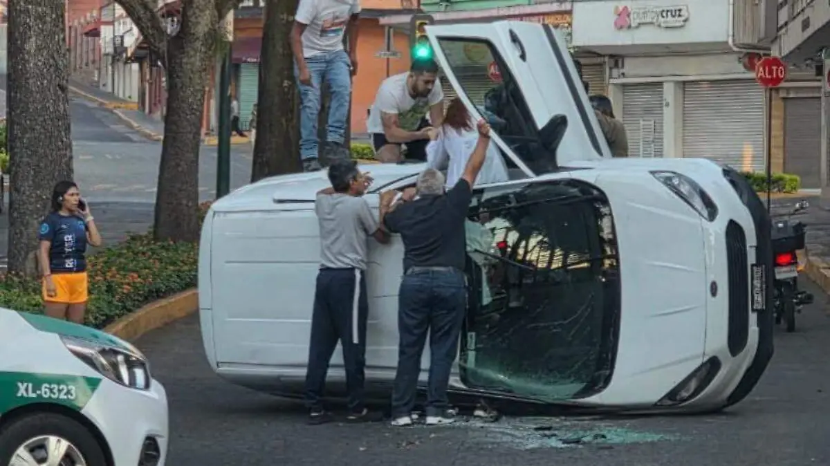 Algunos automovilistas apoyaron a salir a las tripulantes del automóvil que volcó en la avenida Murillo Vidal, con dirección a la zona centro de Xalapa