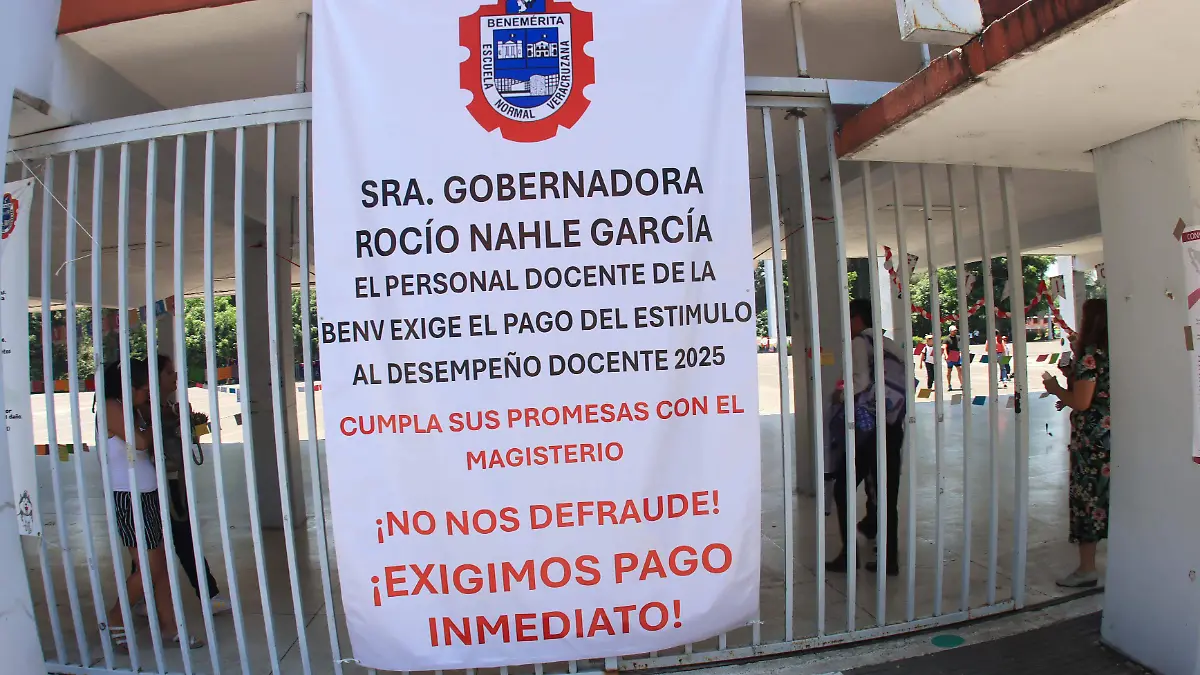 Protesta en escuelas de Veracruz por el Día del Maestro