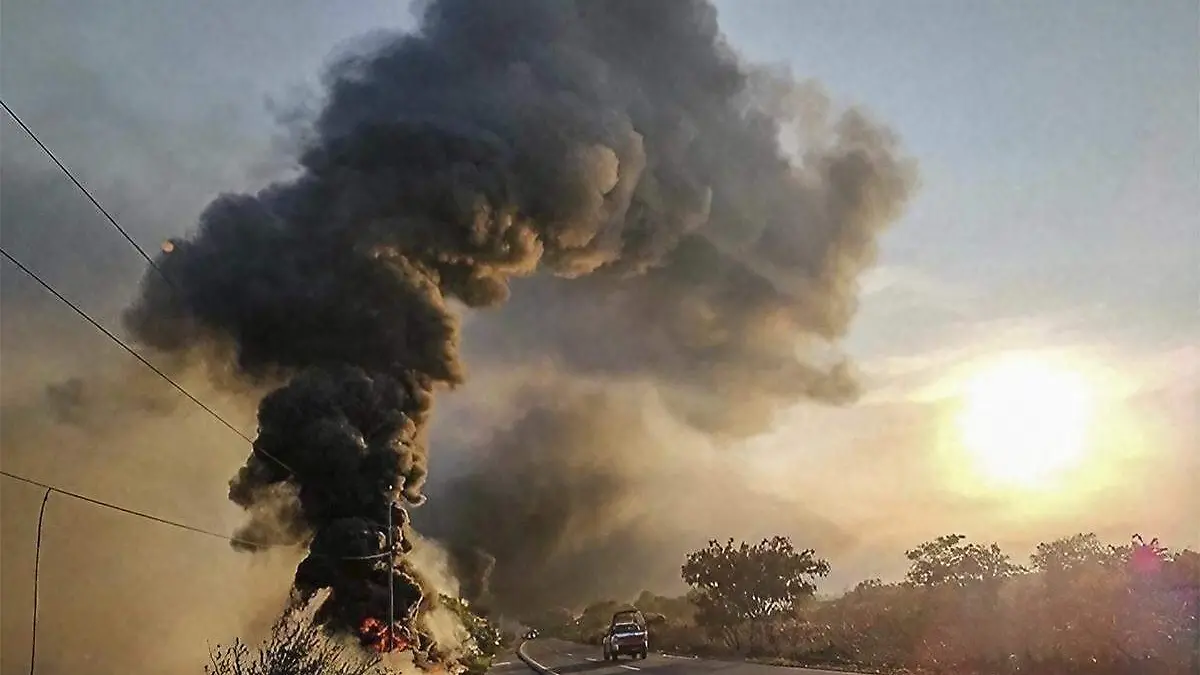 Incendio de pastizal en la carretera Coatzacoalcos-Minatilán