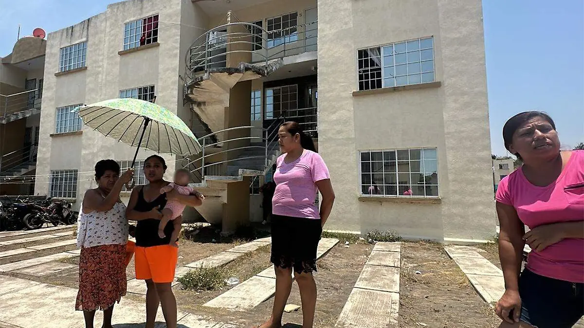 Habitantes de fraccionamiento de Veracruz sin luz