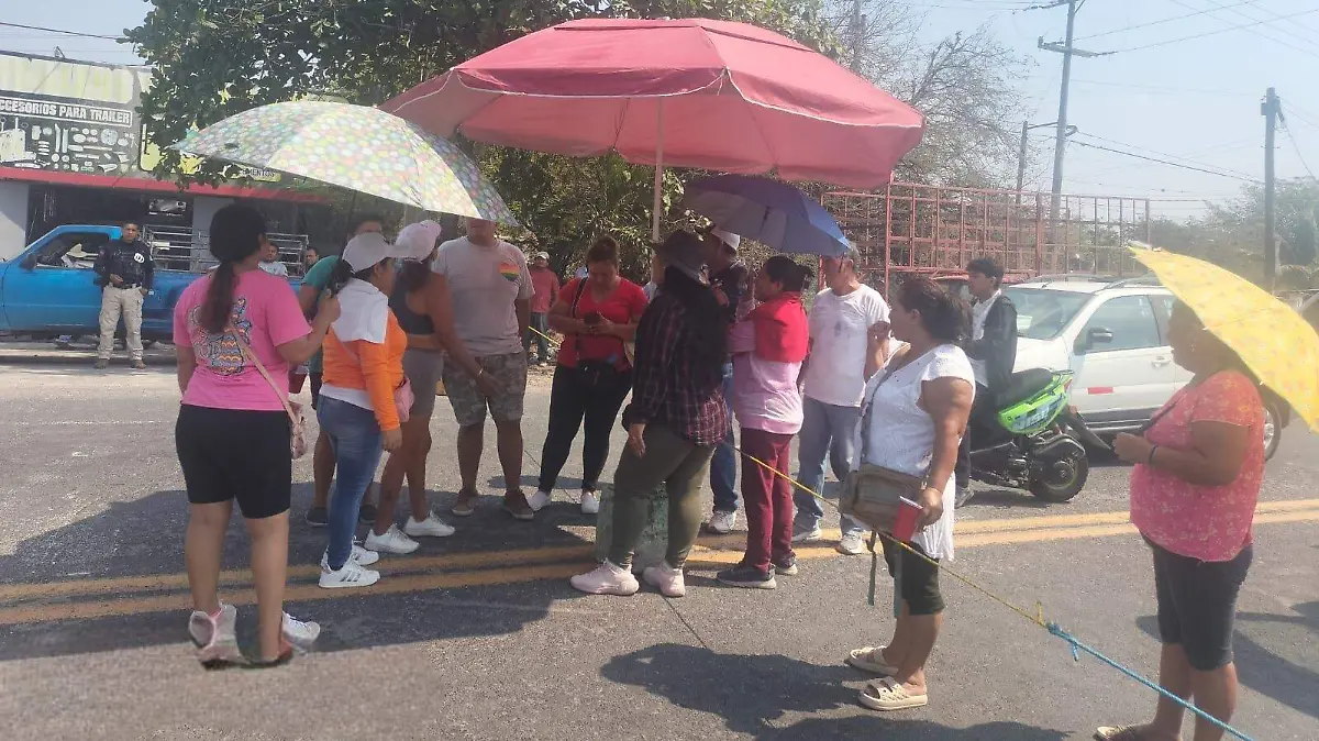 Bloquean carretera Xalapa-Veracruz por interrupciones en el servicio de energía eléctrica