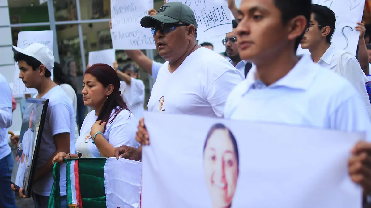 Rinden homenaje a la cadete América Yamileth durante marcha en Xalapa