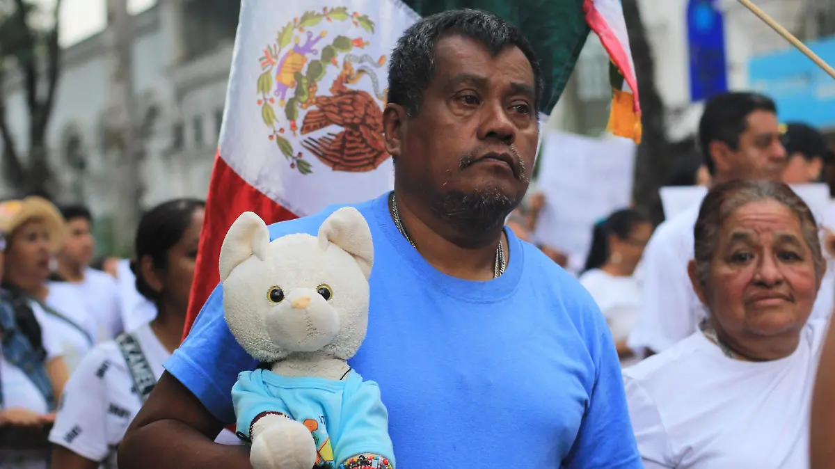 Rinden homenaje a la cadete América Yamileth durante marcha en Xalapa