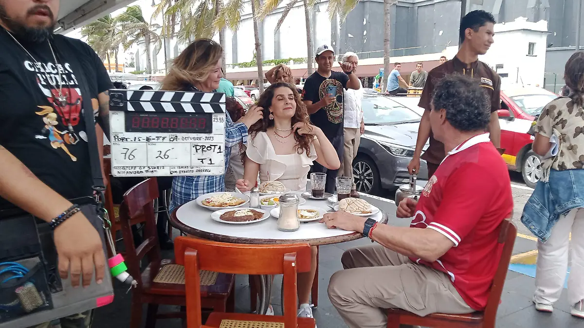 Actores filmando comercial en el cafe la parroquia