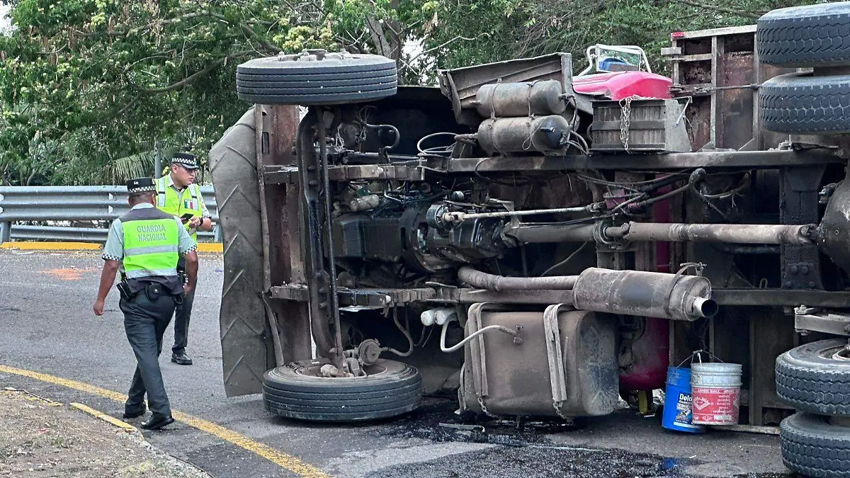 Camión de carga volcó en puerto de Veracruz