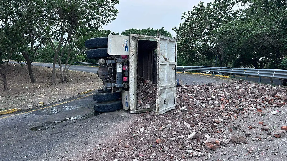 Camión de carga volcó en puerto de Veracruz