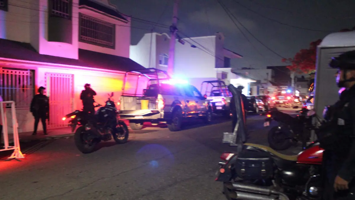 Elementos de seguridad en las afuera del OPLE de Boca del río