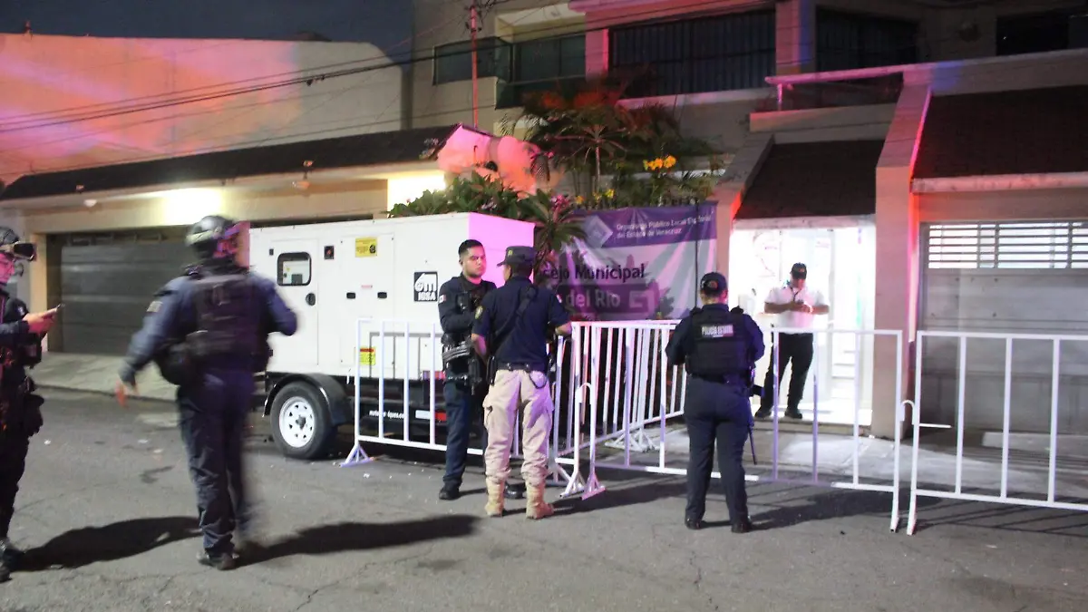 Elementos de seguridad en las afuera del OPLE de Boca del río