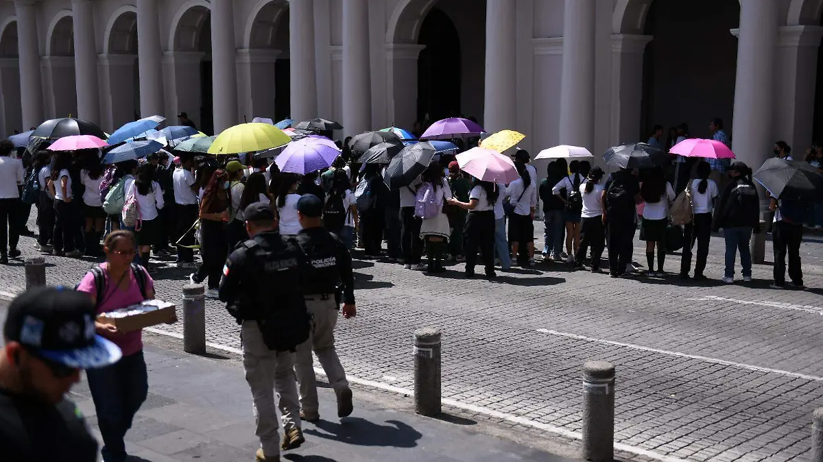 Estudiantes del Colegio Preparatorio de Xalapa durante cierre de la avenida Enríquez