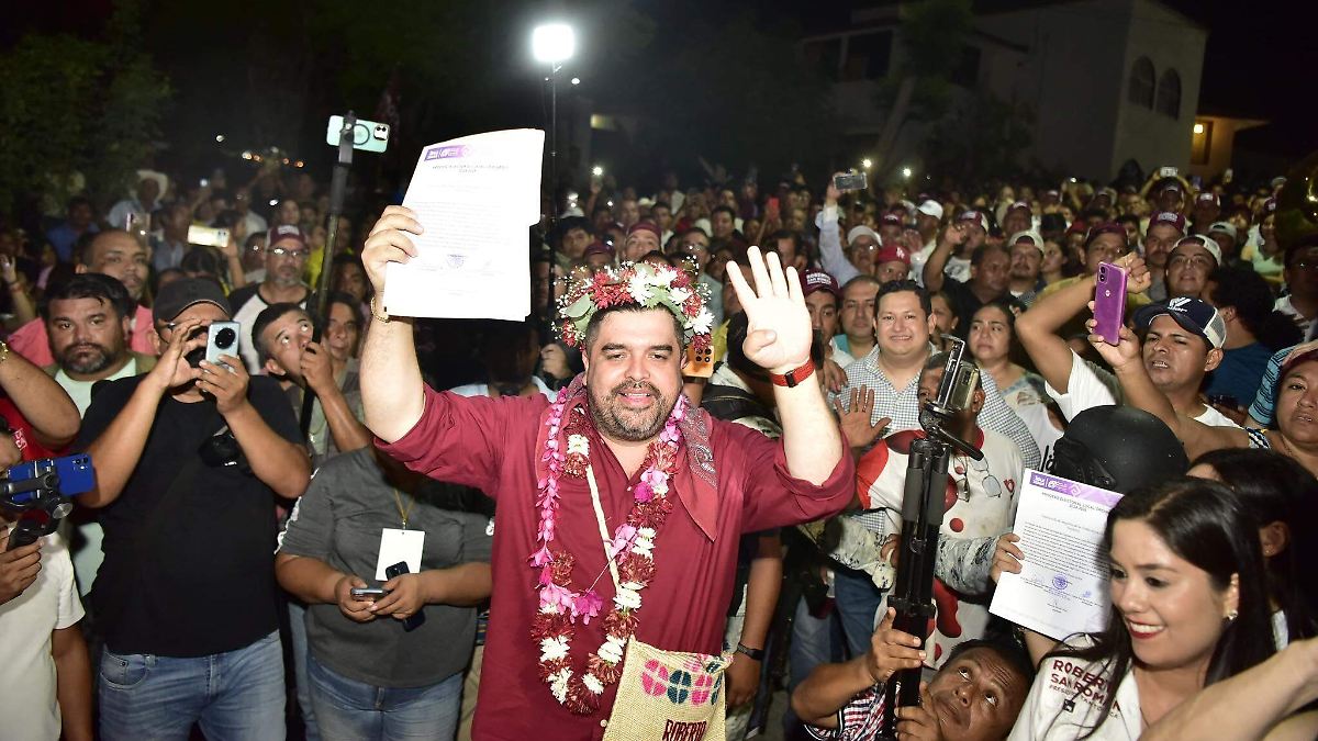 Roberto Francisco San Román Solana recibe constancia como alcalde electo de  Tantoyuca - Diario de Xalapa | Noticias Locales, Policiacas, sobre México,  Veracruz, y el Mundo