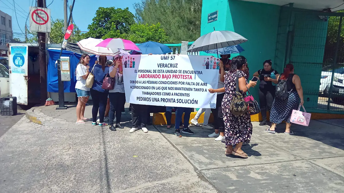 Personal del IMSS trabajando bajo protesta