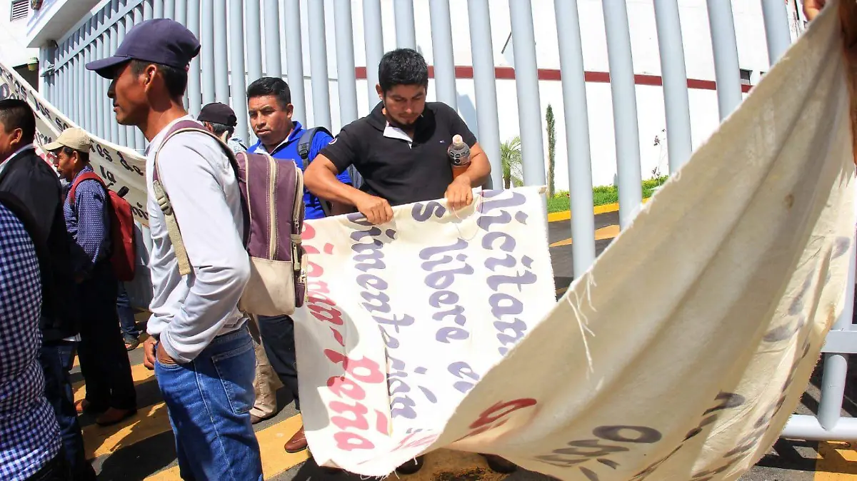 Habitantes de Pajapan protestan ante la SIOP en Xalapa para exigir pavimentación de camino