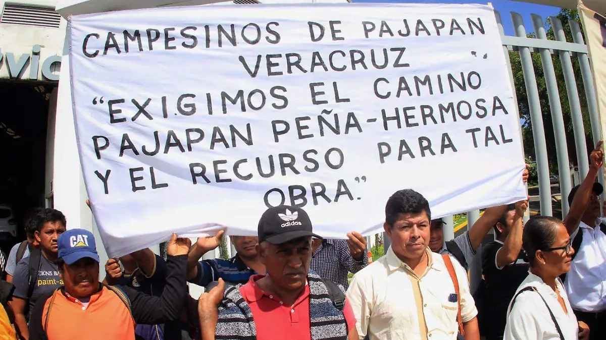 Habitantes de Pajapan protestan ante la SIOP en Xalapa para exigir pavimentación de camino