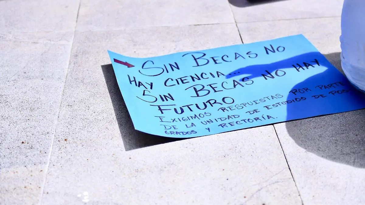 Estudiantes del Instituto de Investigaciones Cerebrales-UV  exigen cumplimiento de becas del Conahcyt