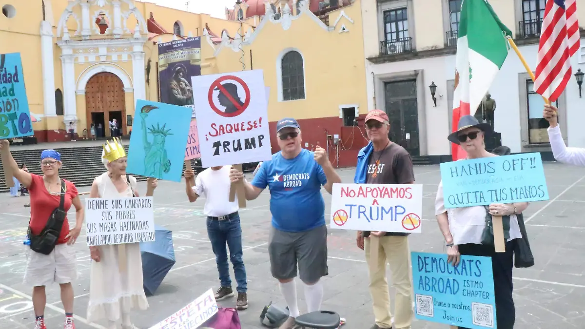 Un grupo de estadounidenses radicados en Xalapa protestó la tarde de este domingo en Plaza Lerdo